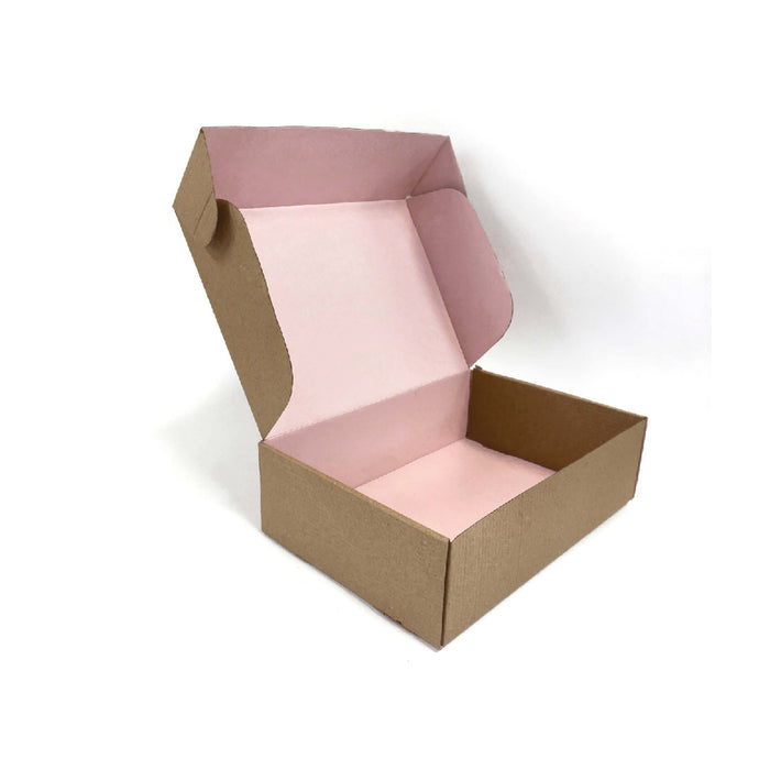 Cajas de cartón grandes personalizadas con logo o diseño. Interior rosa. Mint Pages