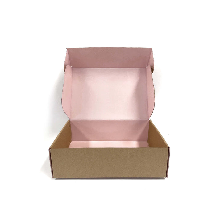 Cajas de cartón grandes personalizadas con logo o diseño. Interior rosa. Mint Pages